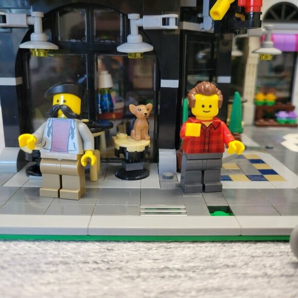 Lego Creator 10255 Assembly Square - Picture 2 of 14